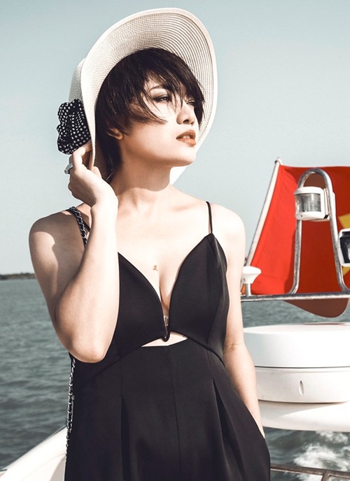 Tinna Tình quyến rũ trên du thuyền sang trọng - 1