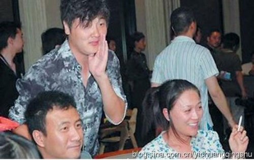 Khi các ngôi sao Cbiz quot;phì phèoquot; thuốc lá - 12