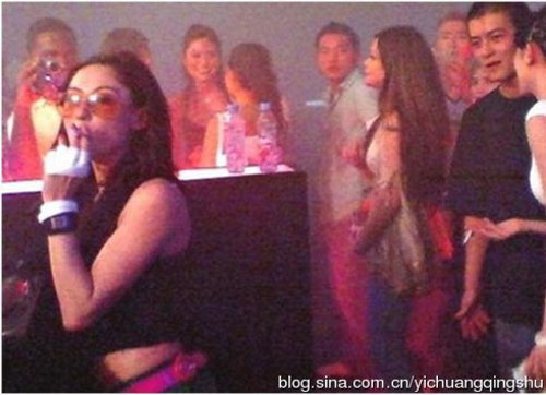 Khi các ngôi sao Cbiz quot;phì phèoquot; thuốc lá - 6