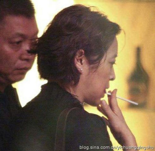 Khi các ngôi sao Cbiz quot;phì phèoquot; thuốc lá - 8