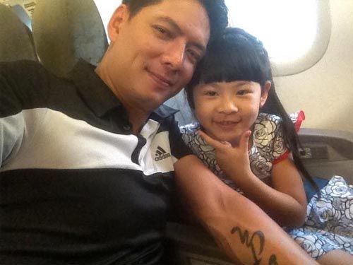 Nhất Huy quot;nghiêng mìnhquot; tặng hoa cho Lê Kiều Như - 12