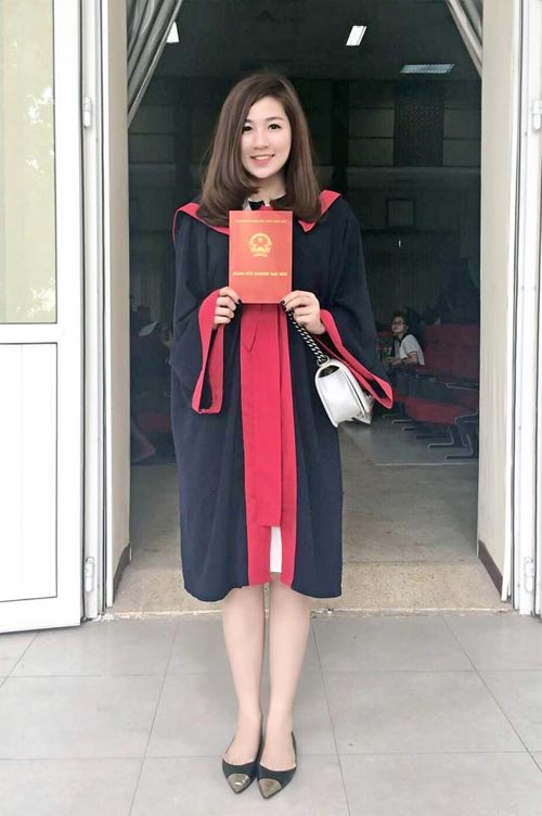 Nhất Huy quot;nghiêng mìnhquot; tặng hoa cho Lê Kiều Như - 3