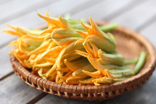 Hoa bí nhồi tôm, cá chiên giòn - 2