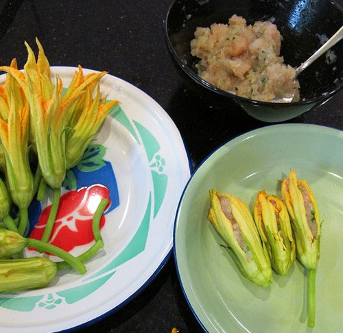 Hoa bí nhồi tôm, cá chiên giòn - 3