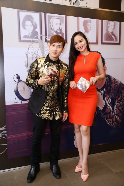 HH Diễm Hương đẹp quot;mũm mĩmquot; chúc mừng Nguyên Vũ - 3