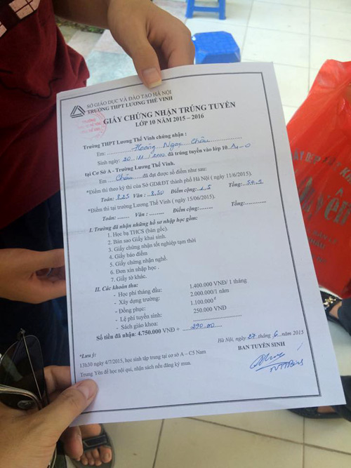 Phụ huynh xếp hàng, đội nắng đăng kí cho con vào lớp 10 - 11