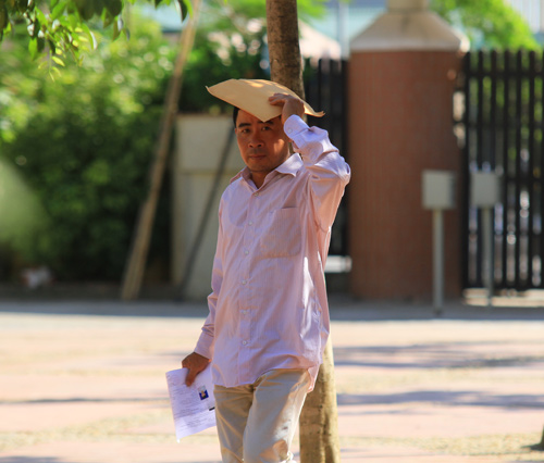 Phụ huynh xếp hàng, đội nắng đăng kí cho con vào lớp 10 - 6