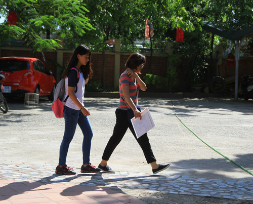 Phụ huynh xếp hàng, đội nắng đăng kí cho con vào lớp 10 - 7