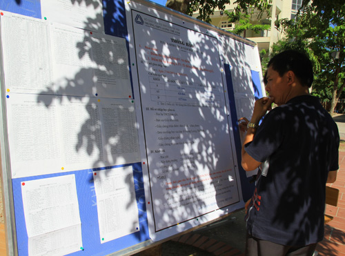 Phụ huynh xếp hàng, đội nắng đăng kí cho con vào lớp 10 - 9