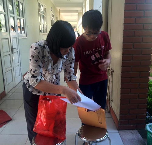 Phụ huynh xếp hàng, đội nắng đăng kí cho con vào lớp 10 - 10