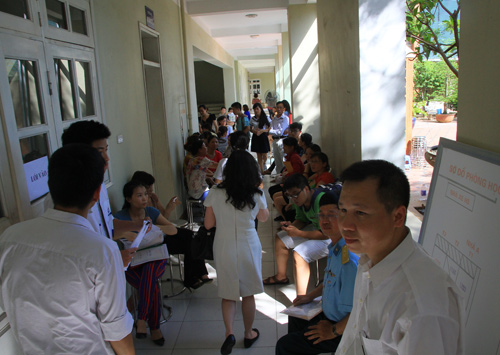 Phụ huynh xếp hàng, đội nắng đăng kí cho con vào lớp 10 - 1