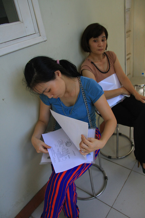 Phụ huynh xếp hàng, đội nắng đăng kí cho con vào lớp 10 - 4