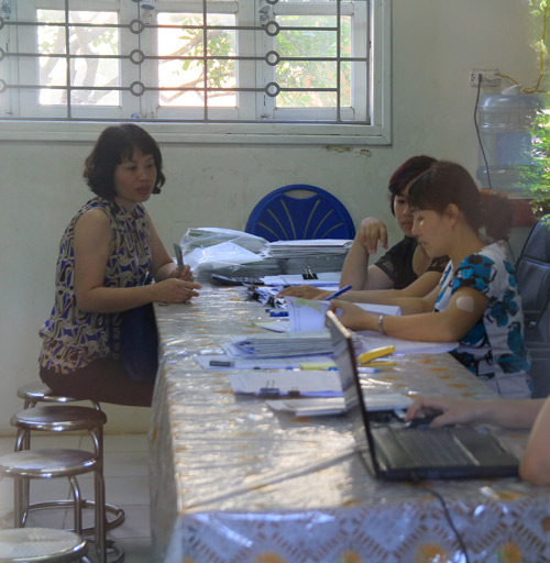 Phụ huynh xếp hàng, đội nắng đăng kí cho con vào lớp 10 - 2