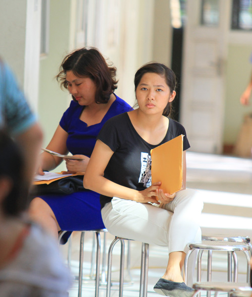 Phụ huynh xếp hàng, đội nắng đăng kí cho con vào lớp 10 - 3