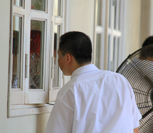 Phụ huynh xếp hàng, đội nắng đăng kí cho con vào lớp 10 - 5