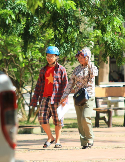 Phụ huynh xếp hàng, đội nắng đăng kí cho con vào lớp 10 - 12