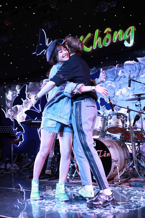 Chi Pu ôm chân Gil Lê khiến fan phát #039;cuồng#039; - 9