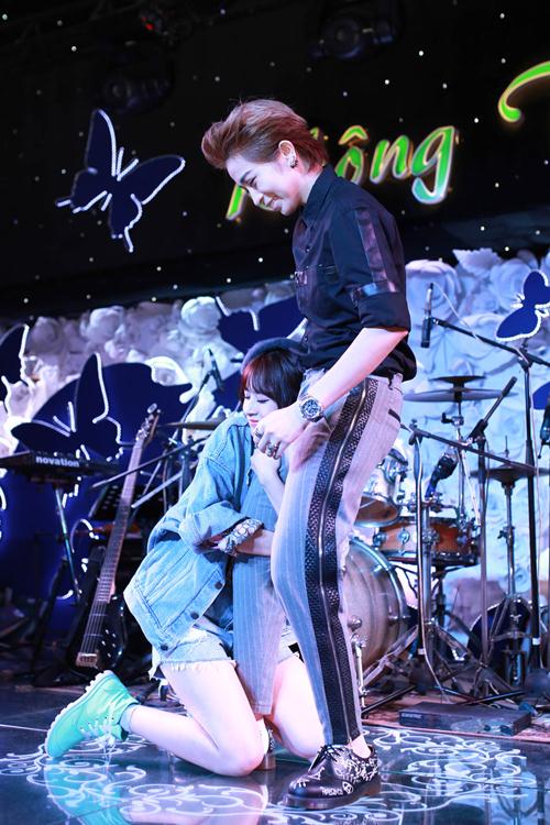 Chi Pu ôm chân Gil Lê khiến fan phát #039;cuồng#039; - 10