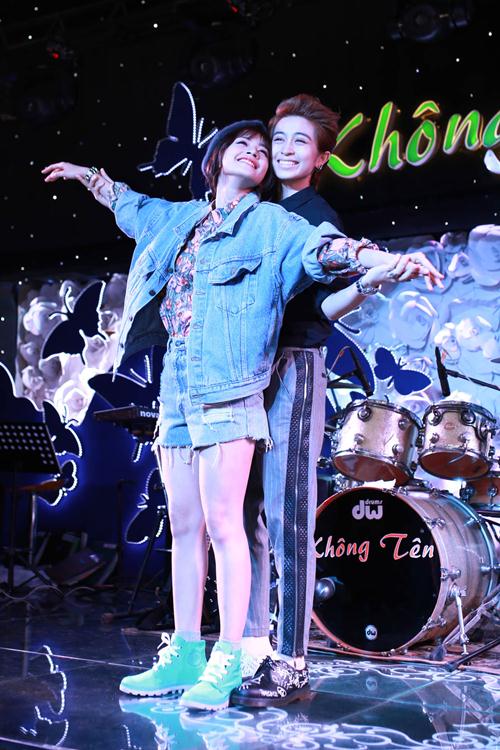 Chi Pu ôm chân Gil Lê khiến fan phát #039;cuồng#039; - 11