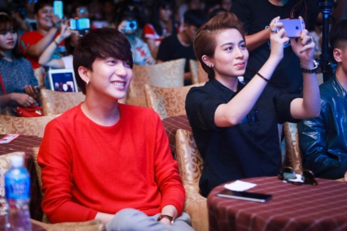 Chi Pu ôm chân Gil Lê khiến fan phát #039;cuồng#039; - 4