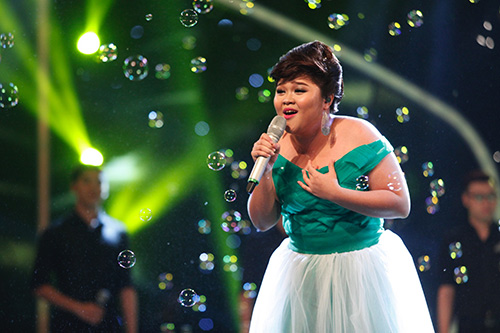 Nguyễn Duy ôm chầm Thu Minh sau khi bị loại - 1