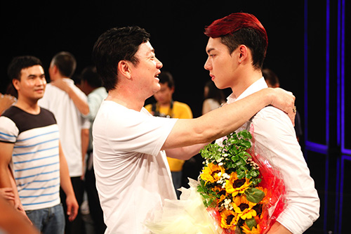 Nguyễn Duy ôm chầm Thu Minh sau khi bị loại - 12