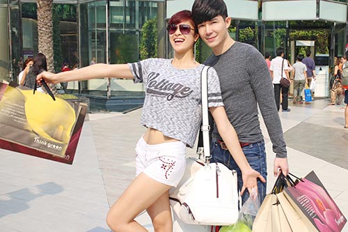 Nathan Lee đưa Phương Mai đi nước ngoài mua sắm mừng sinh nhật - 2
