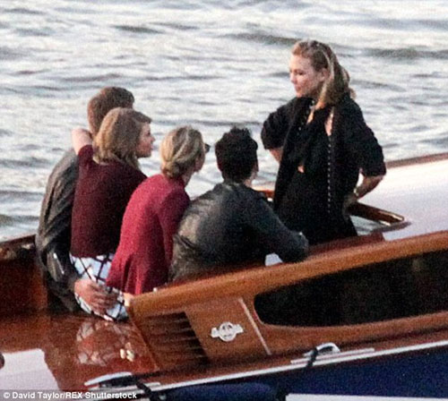 Chân dài 9X Cara Delevingne vô tư mặt mộc đi sự kiện - 11