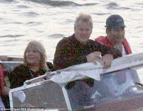 Chân dài 9X Cara Delevingne vô tư mặt mộc đi sự kiện - 12