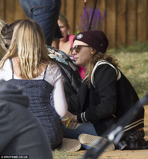 Chân dài 9X Cara Delevingne vô tư mặt mộc đi sự kiện - 6