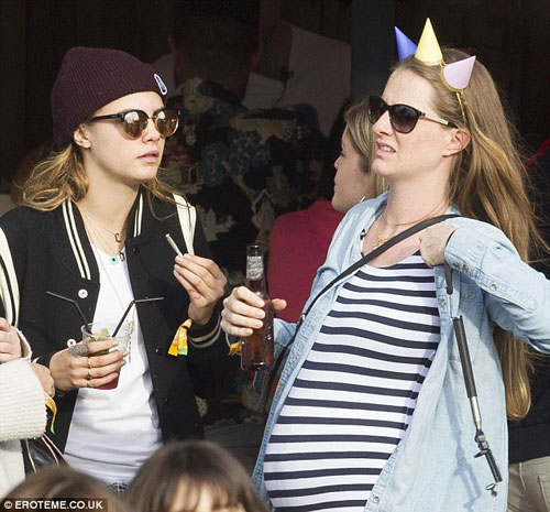 Chân dài 9X Cara Delevingne vô tư mặt mộc đi sự kiện - 5