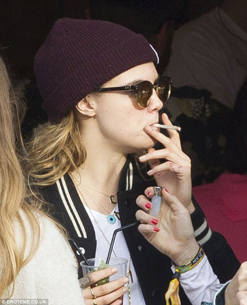 Chân dài 9X Cara Delevingne vô tư mặt mộc đi sự kiện - 4