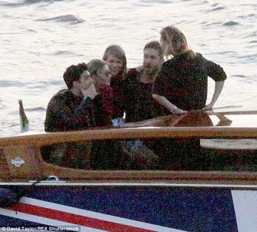 Chân dài 9X Cara Delevingne vô tư mặt mộc đi sự kiện - 10