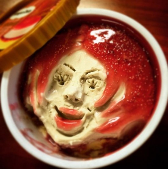 Nghệ sĩ Nhật Bản khắc mặt người lên kem - 1