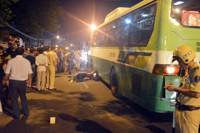 TPHCM: Xe buýt cán chết người, nhân chứng khai khác nhau - 1