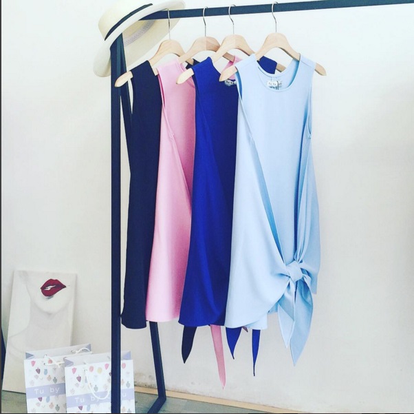 Sự thật bất ngờ khi bóc giá váy của Á hậu Tú Anh - 2