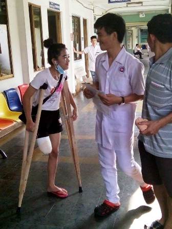Nữ sinh bị cưa chân chập chững đi trên đôi nạng gỗ - 3
