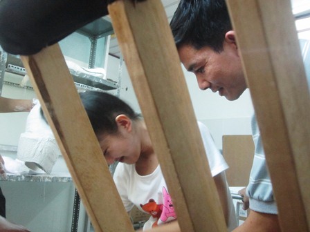 Nữ sinh bị cưa chân chập chững đi trên đôi nạng gỗ - 1