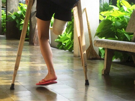 Nữ sinh bị cưa chân chập chững đi trên đôi nạng gỗ - 2