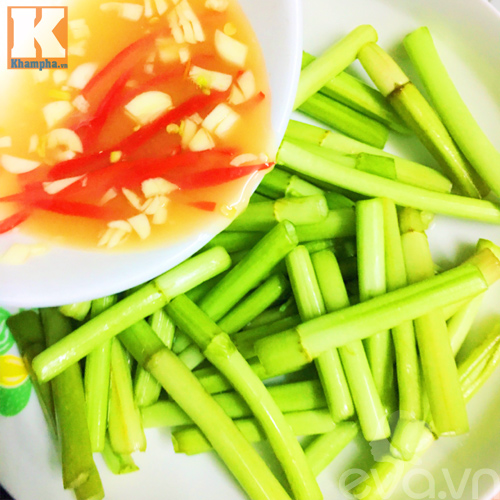 Hấp dẫn với nộm rau cần giòn ngon - 9