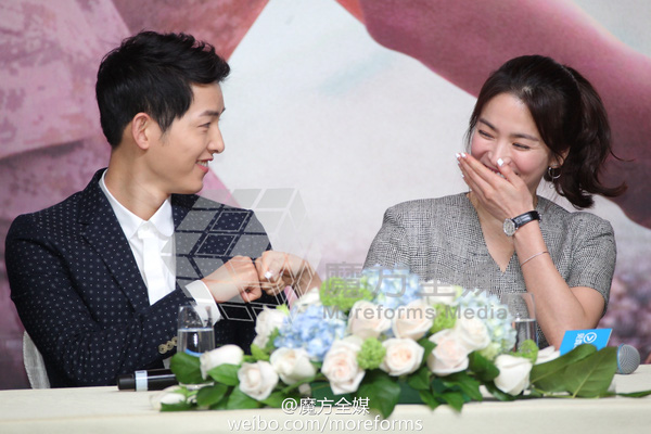 Song Joong Ki và Song Hye Kyo tình tứ tại họp báo - 11
