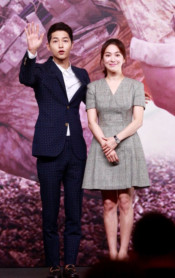 Song Joong Ki và Song Hye Kyo tình tứ tại họp báo - 9