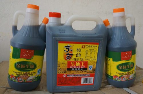 Bắt giữ hơn nửa tấn phụ gia thực phẩm bẩn tại chợ Đồng Xuân - 3