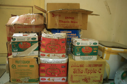 Bắt giữ hơn nửa tấn phụ gia thực phẩm bẩn tại chợ Đồng Xuân - 1