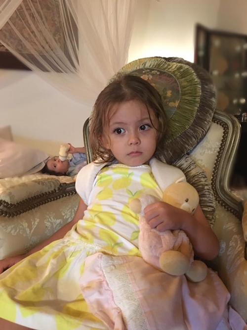 Con gái Hồng Nhung bị ngã gãy xương đòn vai - 1