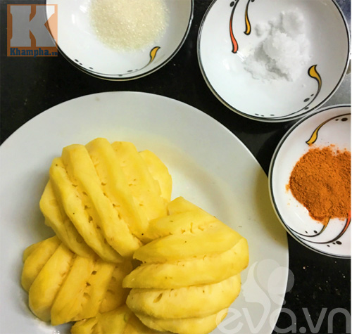 Dứa lắc muối ớt cay nhìn là muốn ăn ngay - 1