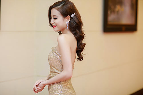 quot;Thẫn thờquot; vì lưng ong và vòng 3 quyến rũ của Hoàng Thùy Linh - 2
