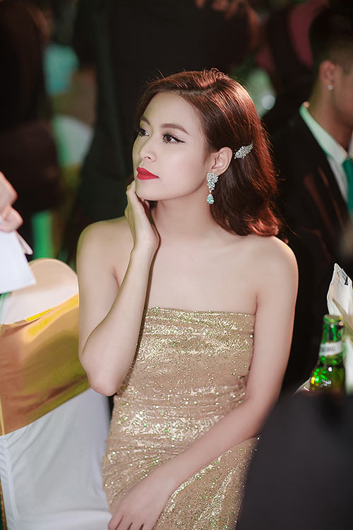 quot;Thẫn thờquot; vì lưng ong và vòng 3 quyến rũ của Hoàng Thùy Linh - 5