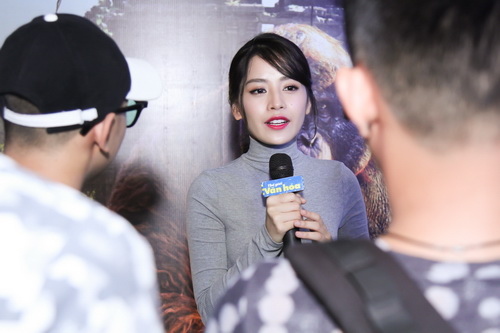 Vân Trang mặc váy rộng, quot;giấuquot; bụng bầu bên chồng - 4