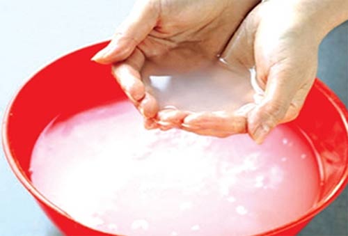 Mẹo làm sạch dầu mỡ và vết mốc trên khăn trải bàn